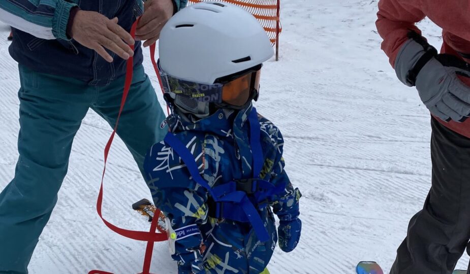 まかど温泉スキー場はゲレンデの幅が広く子どもと滑るには最適でロッジも広く快適に利用できます カナコナパパブログ